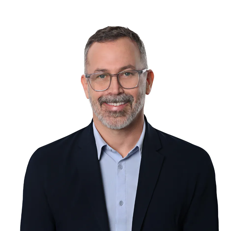 Headshot of Tom Mackenzie